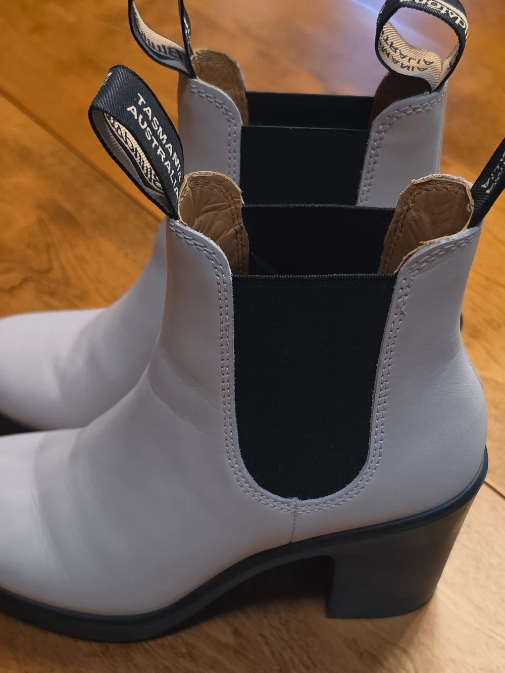 Blundstone Cream Chelsea Ankle Boots with Black Elastic Side Like New Size 6.5